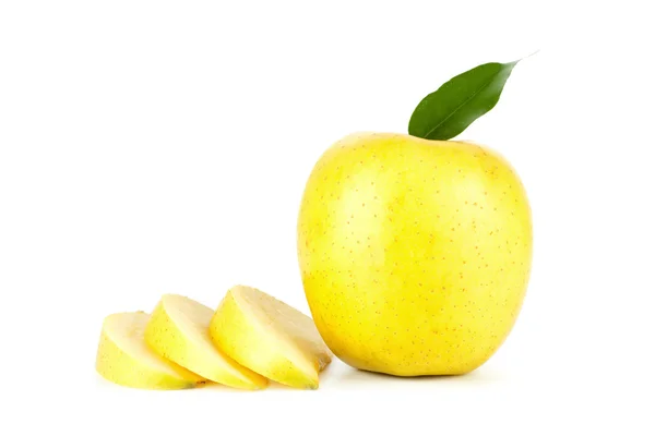 Zralé žluté jablko s listy — Stock fotografie