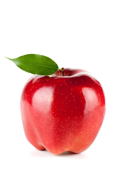 Une pomme rouge mûre avec feuille — Photo