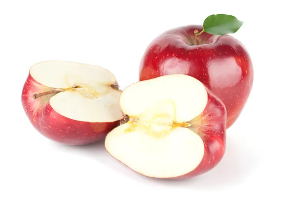 Une pomme rouge avec une feuille et deux moitiés — Photo
