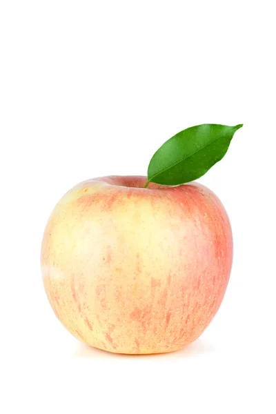 Una mela rossa matura con foglia — Foto Stock