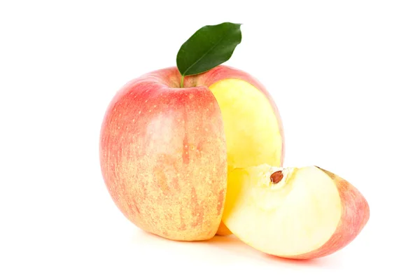 Ein reifer roter Apfel mit Blatt — Stockfoto