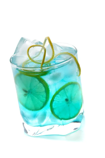 Синий алкогольный коктейль с ломтиками лимона — стоковое фото