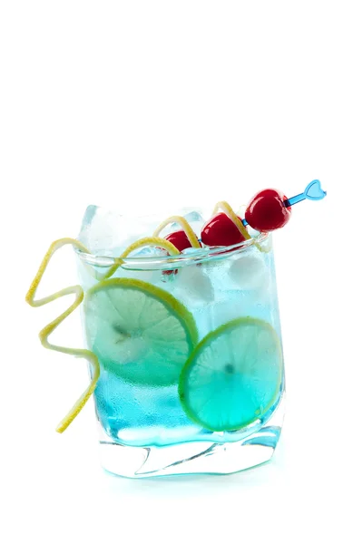 Blue alcohol cocktail with lemon slices — Stock Photo, Image