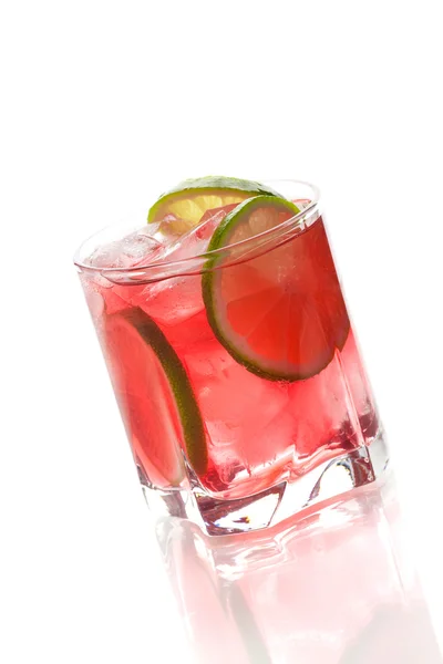 Cocktail d'alcool rouge avec tranches de citron vert — Photo