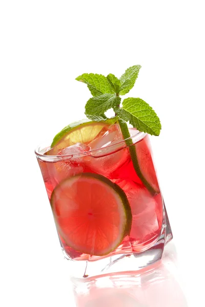 Κόκκινο αλκοόλ κοκτέιλ με φέτες από λάιμ — Φωτογραφία Αρχείου