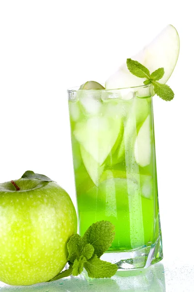 Coquetel verde com maçãs e hortelã — Fotografia de Stock