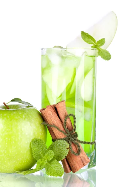 Cocktail mit Äpfeln, Minze, Zimt — Stockfoto