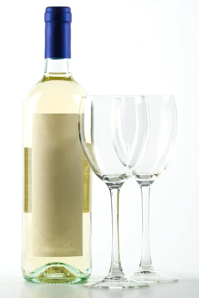 Garrafa de vinho branco e copos vazios — Fotografia de Stock