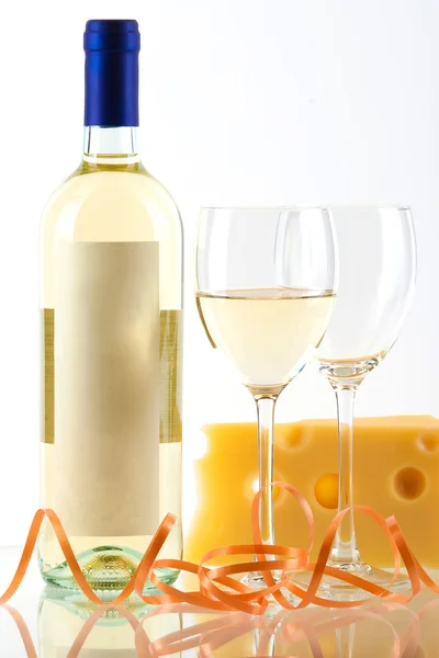 Flaska vitt vin, glasögon och ost — Stockfoto