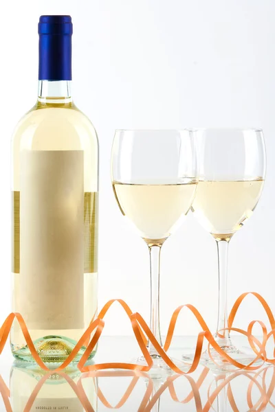 Botella de vino blanco y copas de vino — Foto de Stock