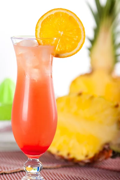 Cocktail rosso con arancia — Foto Stock
