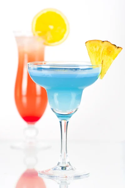 Два тропических коктейля — стоковое фото