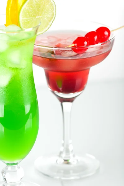 Cocktails tropicaux verts et rouges — Photo