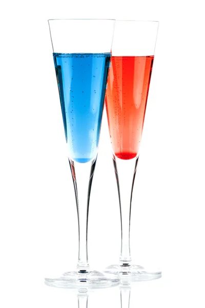 Rood en blauw champagne alcohol cocktail — Stockfoto