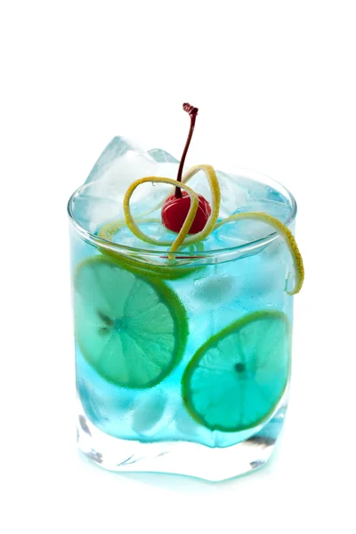 Синий алкогольный коктейль — стоковое фото