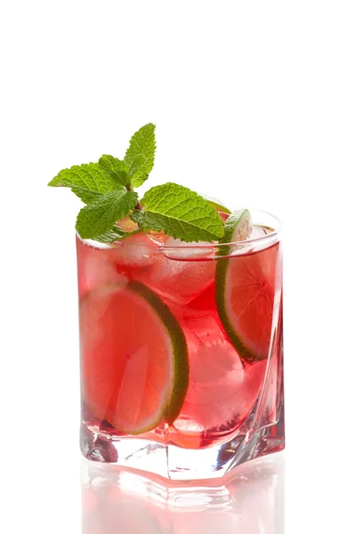 Червоний алкогольний коктейль зі скибочками лайма — стокове фото