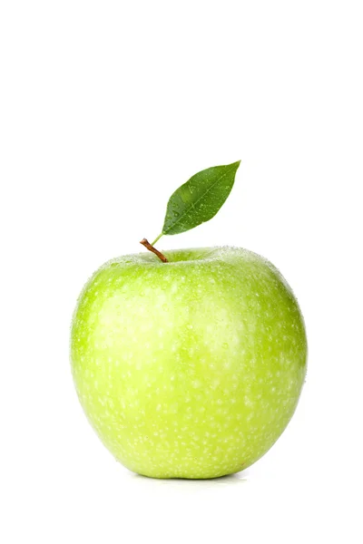 Un măr verde copt cu picături de apă — Fotografie, imagine de stoc