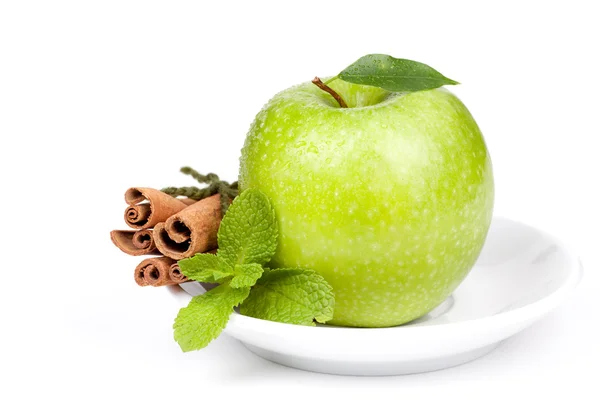 Green Apple with mint and cinnamon — Stock Photo, Image