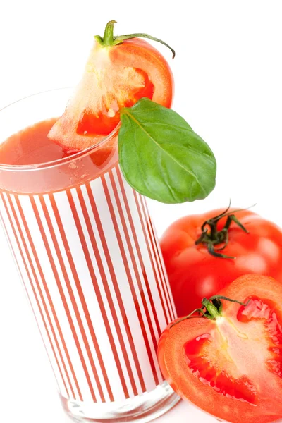 Čerstvé rajčatové šťávy s bazalkou — Stock fotografie