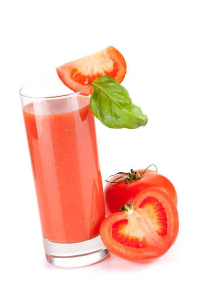 Jugo de tomate fresco con albahaca — Foto de Stock