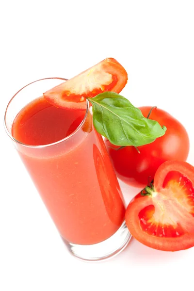 Jugo de tomate fresco con albahaca — Foto de Stock