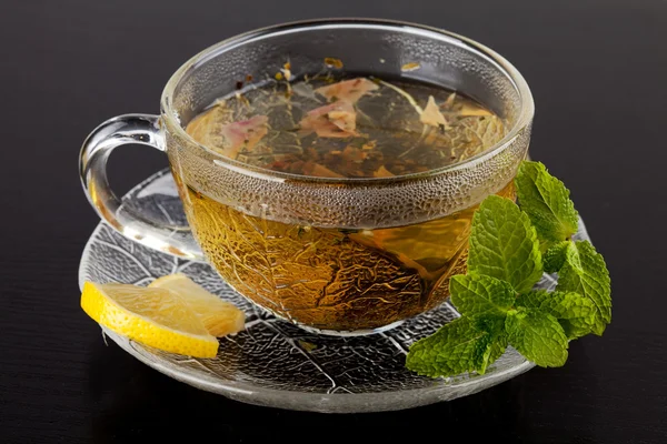 Taza de té verde con limón y menta —  Fotos de Stock