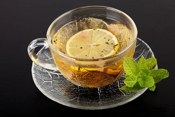 Tasse grüner Tee mit Zitrone und Minze — Stockfoto