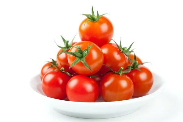 Свежие помидоры черри на тарелке — стоковое фото