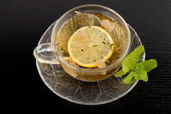 Kopp grönt te med citron och mynta — Stockfoto