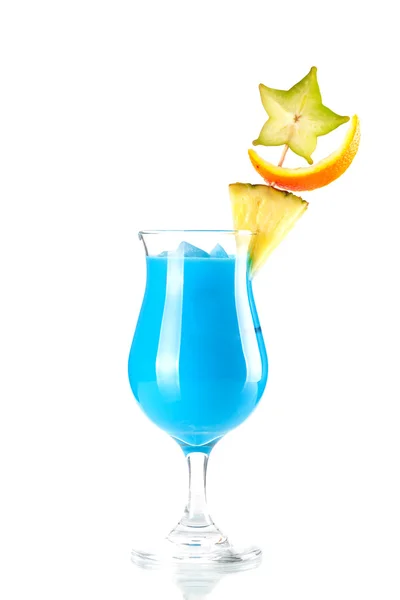 Тропический коктейль Blue Hawaii — стоковое фото