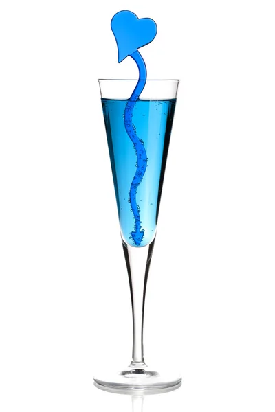 Coquetel de champanhe azul com decoração do coração — Fotografia de Stock
