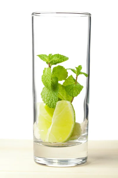 Mojito mix: lime, munt in glas — Stockfoto
