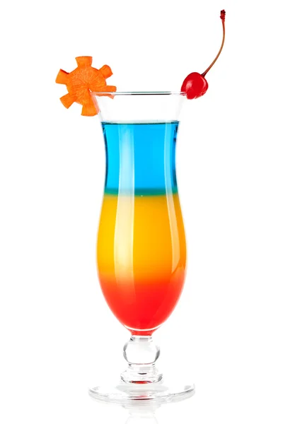 Cocktail tropicale stratificato con arredamento — Foto Stock