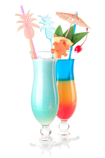 Twee tropische cocktails met decoratie — Stockfoto