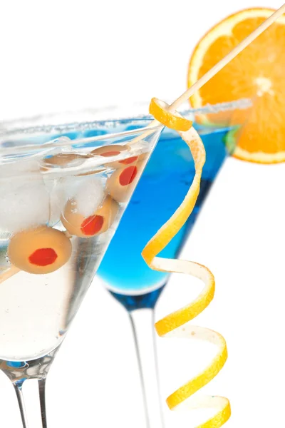 Cócteles Martini con oliva y limón — Foto de Stock