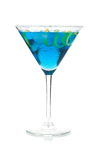 Blauer Martini mit Zitronenspirale — Stockfoto