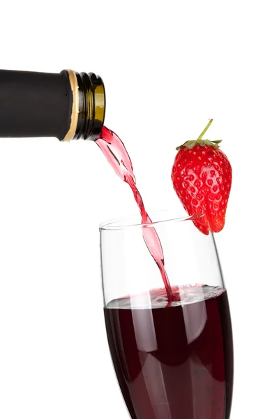 Erdbeer-Champagner ergießt sich — Stockfoto