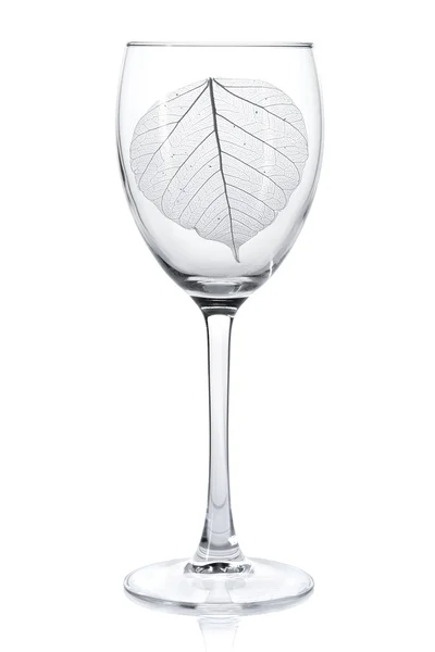 Durchsichtiges Blatt im Weinglas — Stockfoto