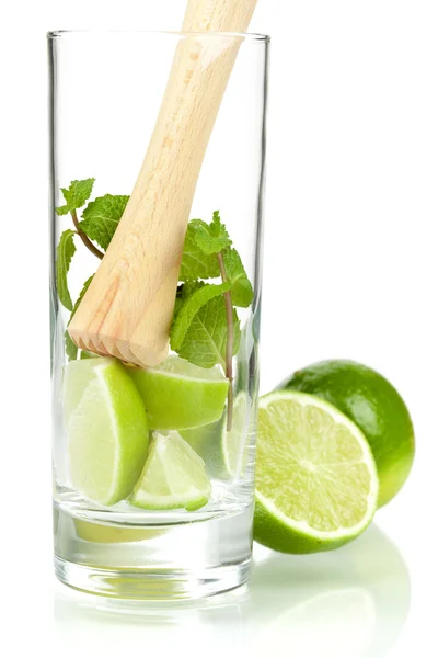Lime, munt in glas en muddler — Stockfoto