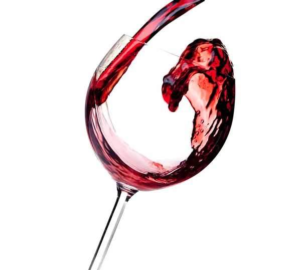 Vin rouge est versé dans un verre — Photo