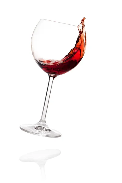 Rött vin i fallande glas — Stockfoto