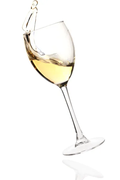 Sıçramasına düşen bir bardak beyaz şarap — Stok fotoğraf