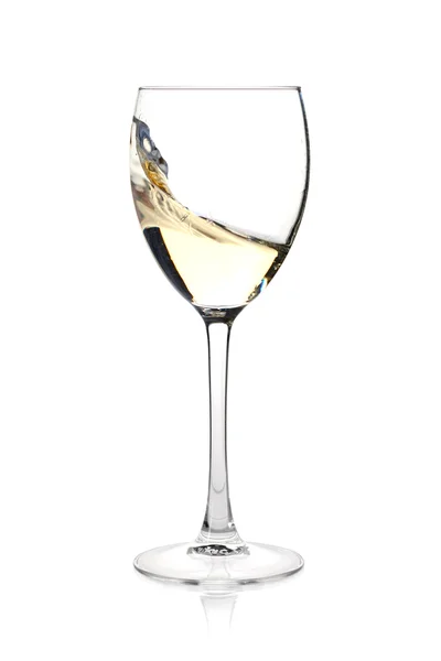 Espalhando vinho branco em um copo — Fotografia de Stock