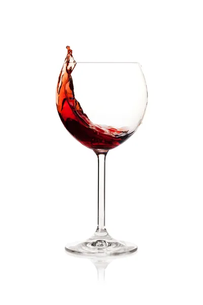 ガラスの赤ワインをはねかける — ストック写真