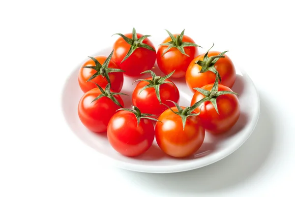 Tomates cereja frescos em prato — Fotografia de Stock