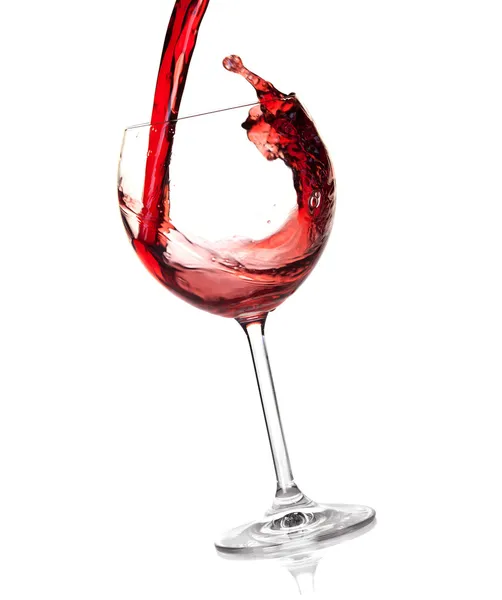 Rode wijn wordt in een glas gegoten — Stockfoto