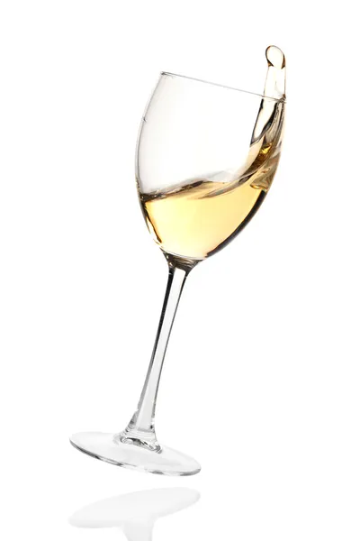 Espalhando vinho branco em um copo caindo — Fotografia de Stock