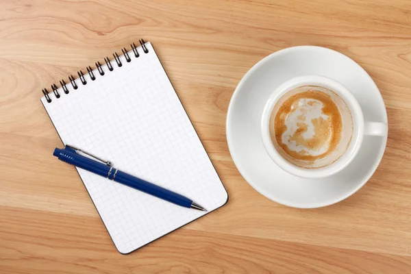 Bloco de notas em branco com caneta e café vazio — Fotografia de Stock