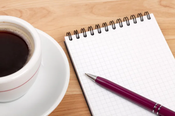 Taza de café expreso con bloc de notas en blanco y pluma — Foto de Stock