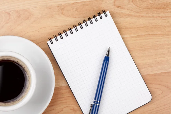 Φλυτζάνι του καφέ με κενό σημειωματάριο και στυλό — Φωτογραφία Αρχείου